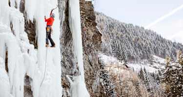 Ein Kletterer beim bezwingen der Eiswand.