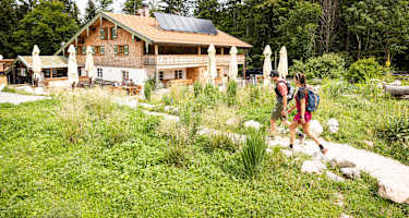 frasdorfer-huette-julian-bueckers-230801_bergwelten_chiemgau_portrait_0072_si202406050266