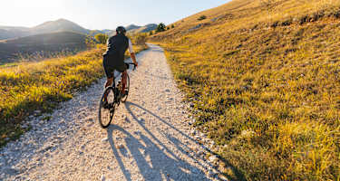 radfahrer in einer herbstlandschaft