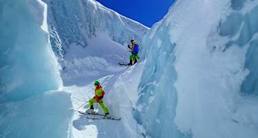 Gletscherabfahrt: Kinder auf Skiern am Gletscher
