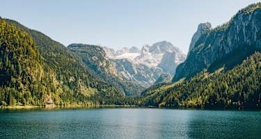 Am Vorderen Gosausee mit Blick auf den Gosaugletscher im Dachstein-Massiv