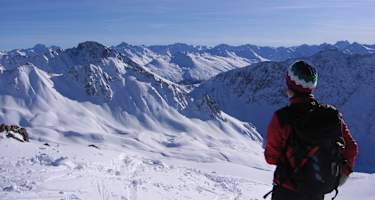 Haupter Tälli: Skitourengeherin in den Bündner Plessur-Alpen rund um Arosa