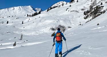 Bergführer Franky Drechsel beim Skitourenaufstieg Richtung Schwarzwassertal