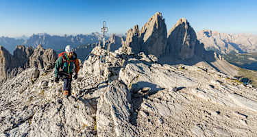 Bergsteiger am Gipfel des Paternkofels