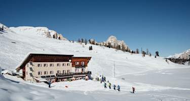 Die Lavarellhütte (2.045 m) inmitten des Naturparks Fanes-Sennes-Prages
