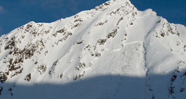 Große Schneebrettlawinen wie hier, am Gamskogel (2.659 m) in den Stubaier Alpen vergangenen Jahres, sind aktuell nicht auszuschließen