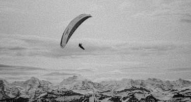 „The Eagle“ Chrigel Maurer bei seiner Leidenschaft, dem Paragleiten.