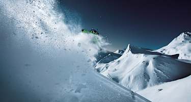 Snowboarder im Tiefschnee