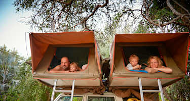 Egal ob mit dem Dachzelt, Campervan oder am Campingplatz: Ein Campingurlaub mit Kindern ist ein unvergessliches Abenteuer