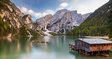 Pragser Wildsee Bergsee mit kleiner Hütte