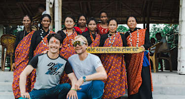 Prakash Sherpa und Benedikt Böhm im Chitwan Nationalpark in Nepal