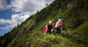 Osttirol: Nationalpark-Ranger bei der Wildtierbeobachtung im Nationalpark Hohe Tauern