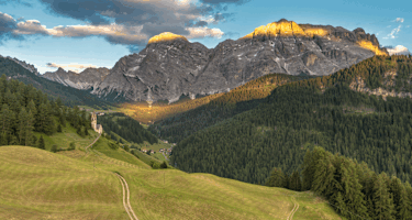 Der Gipfel der Neunerspitze 2.285 m in den Südtiroler Dolomiten lockt mit einer Kombination aus Wandern und Klettern