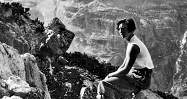 Paula Wiesinger sitzt in der Rosengartengruppen, Geröll und Felsen im Hintergrund
