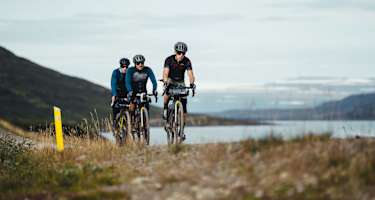 Tomaž, Oliver und Moritz (von vorn) auf ihren Gravelbikes in Heydlur in Island