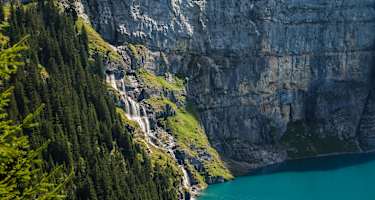 Senkrechte Felswände und kristallklares Wasser