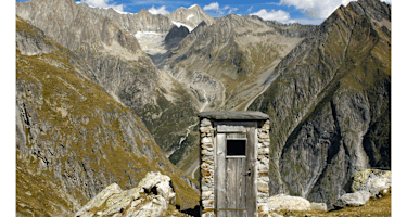 Plumpsklo bei der Wiwannihütte im Wallis in der Schweiz