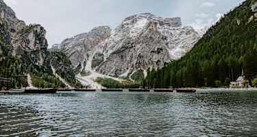 Pragser Wildsee mit Seekofel und Booten auf dem Wasser.