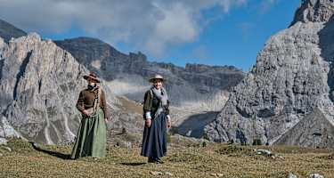 Ingrid Runggaldier und Laura Bilgeri in alten Klamotten unterwegs in den Grödner Dolomiten
