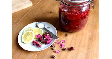 Selbstgemachter Rosensirup