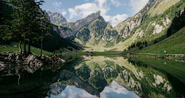 Der Seealpsee in der Schweiz - Berge spiegeln sich in der glatten Seeoberfläche