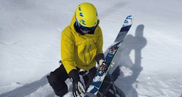 Seitliche Befestigung: Anbringen der Skier am Tourenrucksack