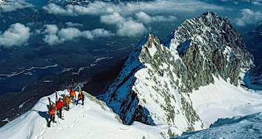 Skifahrer vor Abfahrt von der Zugspitze