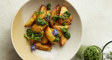 Rezept: Löwenzahn-Pistou mit Ofenkartoffeln