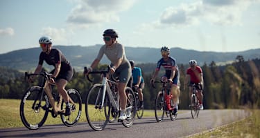 Eine Radgruppe fährt im Mühlviertel während der Bike Experience eine Tour