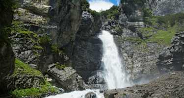 Die Wasserfälle am Panixer Stausee in der Surselva in Graubünden