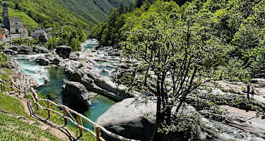 Lavertezzo und die Ponte dei Salti – hier trifft man sich zum Schwimmen und Fotografieren.