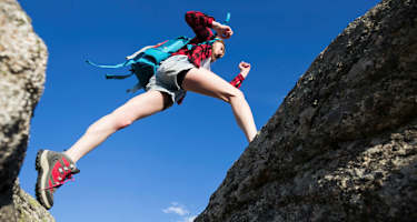 Gelenkfit in die Berge: Wanderin im Gebirge