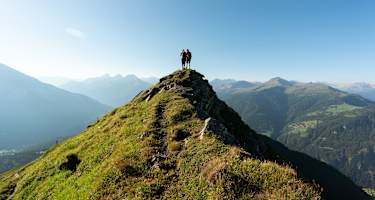 Ein aussichtsreicher Gratweg prägt die Höhenwanderung oberhalb der Lenzerheide – spektakulär anzusehen und meist deutlich weniger ausgesetzt, als es auf den ersten Blick wirkt.