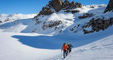 Von der Diavolezza, im Hintergrund ganz links, aus geht die Skitour über den Persgletscher Richtung Gipfel des Piz Palü.