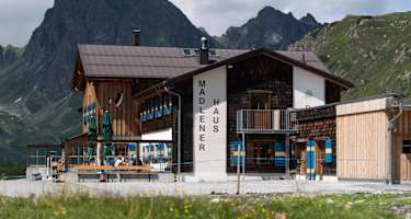 Das Madlenerhaus unterhalb der Bielerhöhe am Silvretta-Stausee