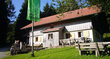 Nur ein paar hundert Meter von Deggendorf entfernt befindet sich auf der Rusel die Hochwaldhütte