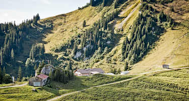Das Wallberghaus thront hoch über dem Tegernsee.