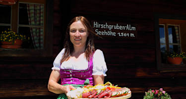 Auf der Hirschgrubenalm werden vor allem hofeigene Produkte angeboten.
