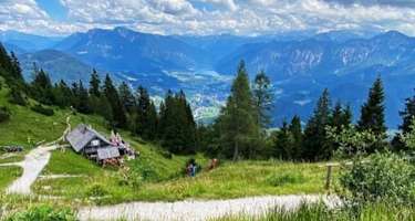 Lieblich eingebettet auf der Almfläche oberhalb von Bad Ischl