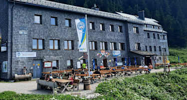 Das Ötscherschutzhaus liegt am Fuße des Ötschers (1.893 m) in den Ybbstaler Alpen in Niederösterreich.