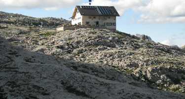 Die Pisciadù-Hütte steht in der nördlichen Sellagruppe und südlich des Grödner Jochs am Ufer des türkisfarbenen Pisciadùsees in Südtirol.
