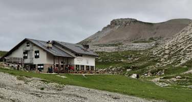 Die Puezhütte auf der Puez-Hochfläche