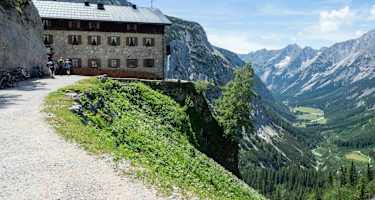 Das Karwendelhaus thront über dem langen Karwendeltal.