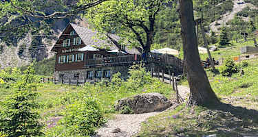 Die Silberkarhütte liegt im Herzen des Dachstein-Massivs.