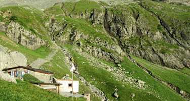 Die Spannorthütte (SAC Sektion Uto) liegt auf 1.956 Metern im Surenental.