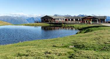 Das Bergrestaurant Alpe Foppa mit See