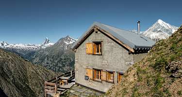 Die Kinhütte – im Hintergrund das Matterhorn