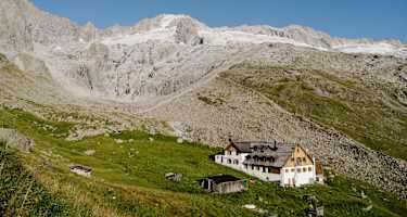 Das Furtschaglhaus liegt am Hauptkamm der Zillertaler Alpen.