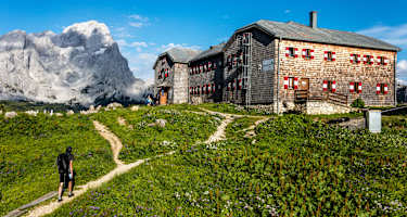 Unterhalb der imposanten Bischofsmütze mit ihrem charakteristisch gezackten Rücken liegt die bewirtschaftete Hofpürgl-Hütte (1.705 m).