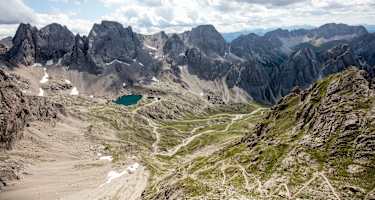 Blick auf die Karlsbader Hütte mit Laserzsee